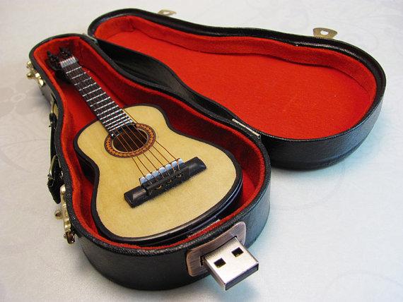 mini guitare clé USB Une mini guitare en guise de clé usb !