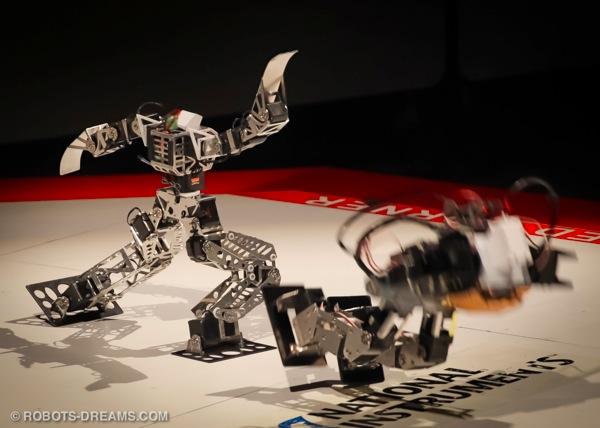 120325 ROBO ONE 20 B 47 Robo One tournament : duel de mini robots humanoïdes
