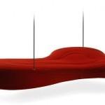 Le sofa suspendu au plafond.