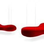 Le sofa suspendu au plafond.