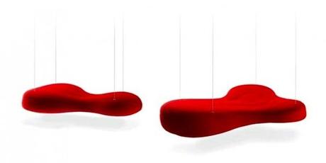 Le sofa suspendu au plafond.