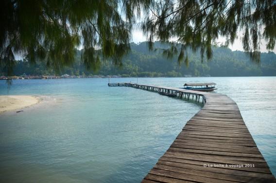 Le ponton de Fadhila et en face, Katupat (Tomken, îles Togian, Sulawesi Centre, Indonésie)
