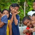 Les enfants savent prendre la pose, comme dans les pubs (Katupat, îles Togian, Sulawesi Centre, Indonésie)