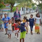 Plus on avance, plus les enfants sont nombreux (Katupat, îles Togian, Sulawesi Centre, Indonésie)