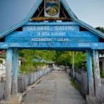 L'entrée du village sur l'embarcadère (Katupat, îles Togian, Sulawesi Centre, Indonésie)