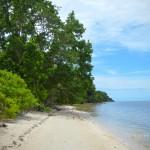 La plage nord (Tomken, îles Togian, Sulawesi Centre, Indonésie)