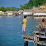 Pêcheurs en fin de journée (Katupat, îles Togian, Sulawesi Centre, Indonésie)