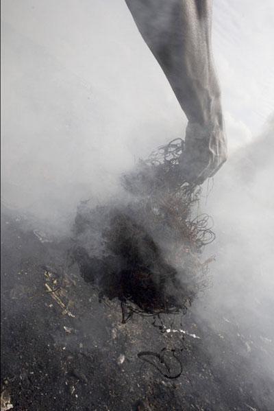 nyaba-leon-ouedraogo-serie-l-enfer-du-cuivre-art-paris-art-fair-blog-hotel-du-jeu-de-paume-3 Art Paris Art Fair au Grand Palais