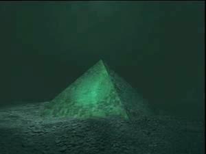 Deux pyramides de verre géantes immergées découvertes dans le Triangle des Bermudes !