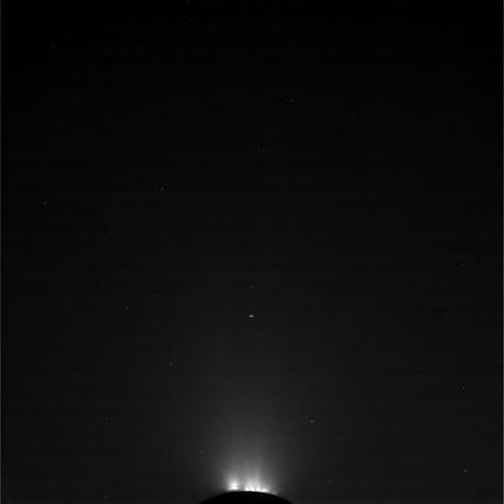 Geysers d'Encelade photographié par Cassini le 27 mars à 232 197 km de distance