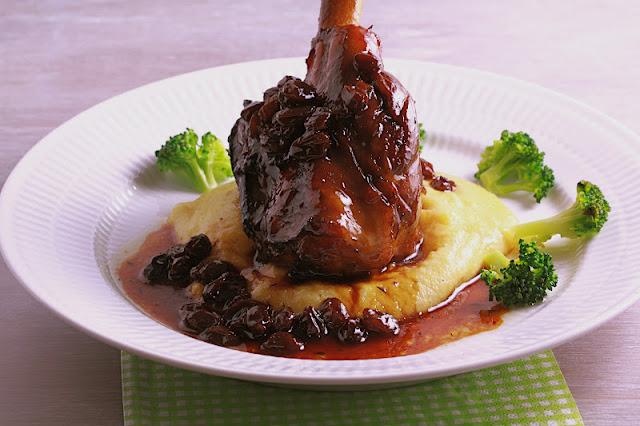 Souris d'agneau confite aux raisins secs , polenta crémeuse