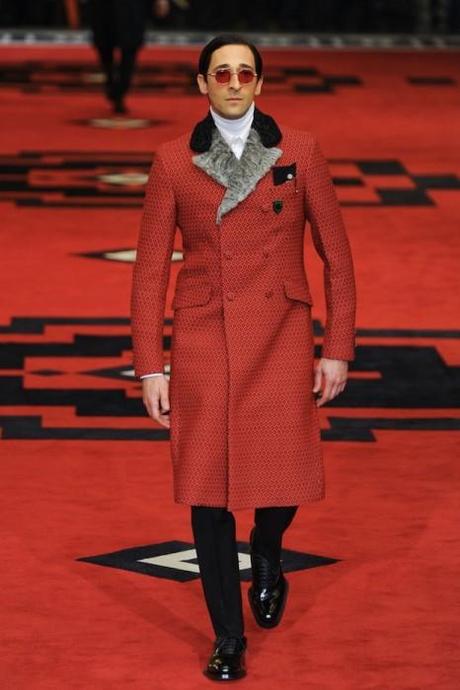 Adrien Brody for Prada 466x700 Comment porter le rouge quand on est un homme ?