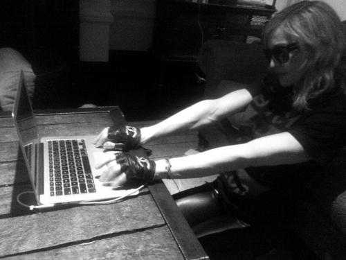Madonna tweet avec les internautes @madonnaMDNAday #askmadonna