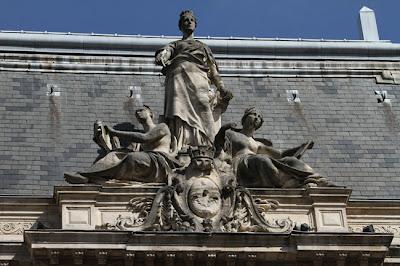 Qui s'y frotte s'y pique (148)