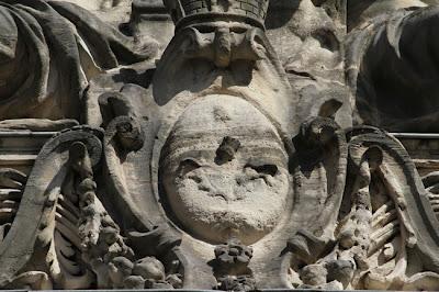 Qui s'y frotte s'y pique (148)