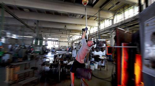 Yalog Bois et Verre par Giorgio Biscaro
