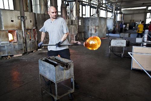 Yalog Bois et Verre par Giorgio Biscaro