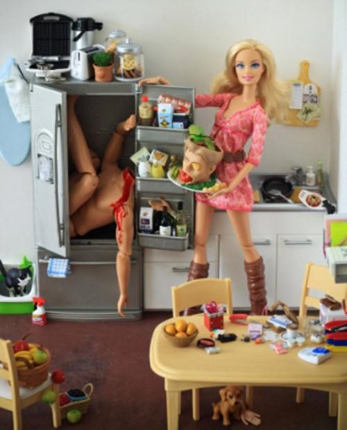 Avec ces photos de Mariel Clayton qui transforme Barbie et son...