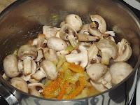 Soupe de champignons, carottes et oignons