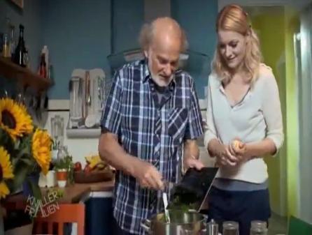 La fille demande à son père si ça se passe bien avec l'Ipad qu'on lui a offert pour son anniv. Pas de problème répond le père.