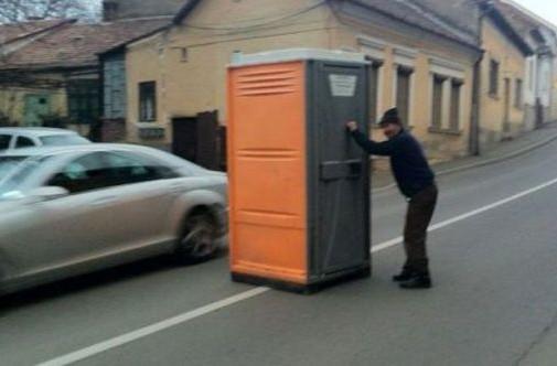 Une cabine de toilette est apparue soudainement au milieu d’une rue