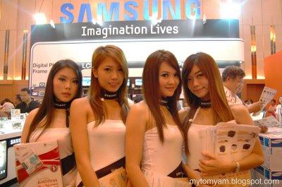 pc fair klcc booth babes samsung1 Sociétés : Samsung déroule, HTC sécroule...