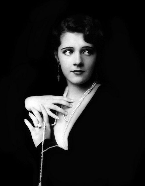 Ruby-Keeler--Ziegfeld-girl--by-Alfred-Cheney-Johnston-1929.png