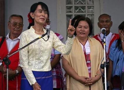 Aung San Suu Kyi rencontre les chefs de l'ethnie rebelle karen pour construire avec eux la paix et la réconciliation nationale en Birmanie