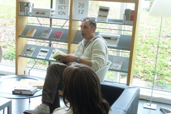 Ce samedi 7 avril après-midi, le groupe de lecture du Prix du Marais de Lomme a revisité l'Atelier de la chair et examiné les compétences de laveur de carreaux de l'Homme de ménage