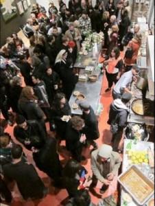 Premier événement de la Triennale : Soup/No soup, Rirkrit Tiravanija – 12 000 SOUPES GRATUITES SERVIES DE MIDI À MINUIT