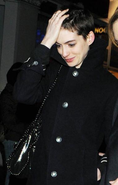Anne Hathaway : elle se coupe les cheveux à la garçonne !