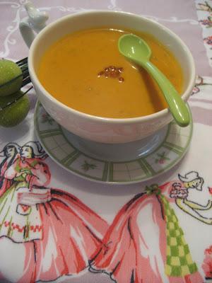 Potage aux carottes, aux pommes et au cari