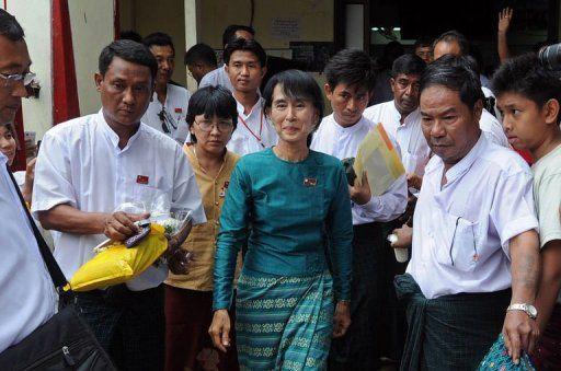 Aung San Suu Kyi consultée par le Président birman. Maintenant, c'est elle qui mène le jeu!