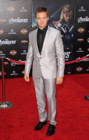 Jeremy_Renner_Premiere_Marvel_Studios_Marvel_mQaI2UgAyDVl.jpg