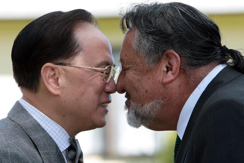 <b></div>Bonjour!</b> Quel que soit l’invité, les Maoris pratiquent le powhiri pour accueillir un étranger à leur communauté. Et Donald Tsang, cet homme politique hong-kongais en visite à Auckland n’a pas échappé à la tradition face à son hôte Pita Sharples, membre du parlement de Nouvelle-Zélande pour Tamaki Makaurau (Auckland City). Alors, ils ont effectué le rituel de bienvenue qui consiste en un hongi où l’on presse son nez contre celui d’une autre personne, les yeux fermés, front contre front et main dans la main en guise de salutations. Un signe qui correspond au mélange des souffles et représente l’unité. On le pratique souvent trois fois de suite: le premier contact permet de saluer la personne, le second est fait en reconnaissance des ancêtres et le troisième est une pression du nez et du front, dans le but d’honorer la vie.