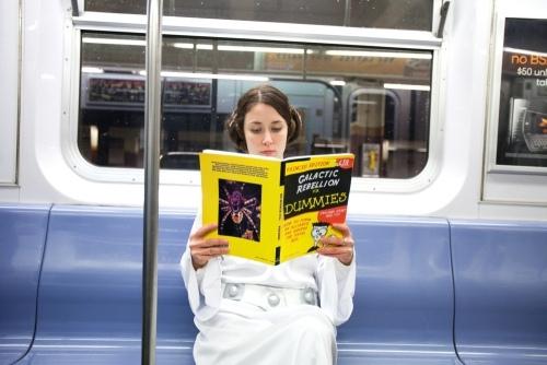 Lire dans le métro : tuer le temps ou tuer les gens ?