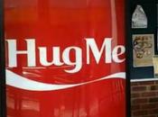 Quand simple câlin vous offre Coca-Cola