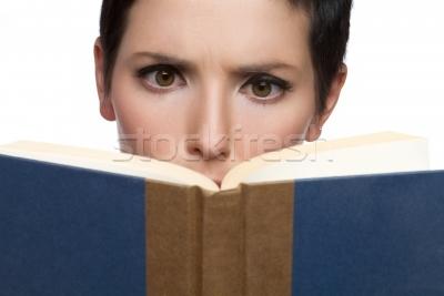 422255 stock photo woman reading book La bonne idée du jour : de la publicité dans les e books chez Yahoo!