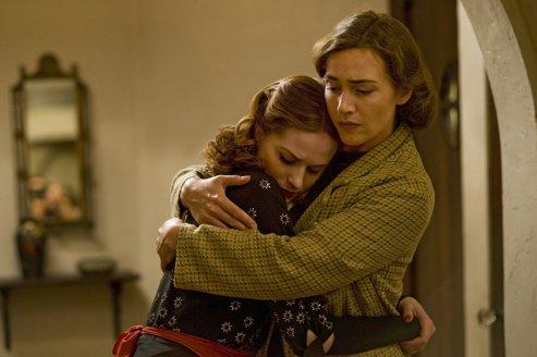 Mildred Pierce, incarnée par Kate Winslet (à droite), couronnée par un Emmy Award et un Golden Globe.