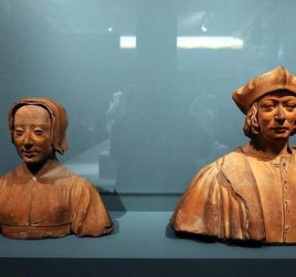 Panneaux peints, manuscrits enluminés, vitraux, sculptures, sont à l'honneur.