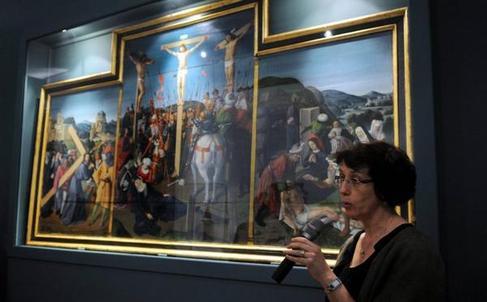 Pascale Charron, maître de conférence à l'université de Tours, l'un des quatre commissaires scientifiques de l'exposition, devant un tryptique de la Crucifixion de Jean Poyer.