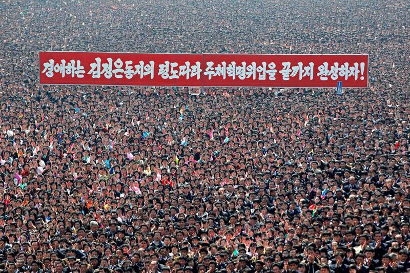 <b></div>Cherchez Kim!</b> Le 9 avril, des dizaines de milliers de Coréens se sont rassemblés pour l'inauguration d'un portrait géant en mosaïque de l'ancien leader Kim Jong-il, mort en 2011. Lors de ce happening de masse, fondre en larme de concert avec son voisin était de rigueur et agiter dans les airs des fleurs roses, préalablement distribuées, était vivement conseillé. Sur l'immense bannière rouge semblant flotter sur la foule compacte, on peut lire un message incitant à poursuivre la révolution sous le règne de son fils, le «camarade» Kim Jong-un. Le gouvernement nord-coréen poursuivait les préparatifs de lancement, prévu entre le 12 et le 16 avril, d'une fusée, suspectée d'être un missile interbalistique, malgré les avertissements des États-Unis et du Japon.