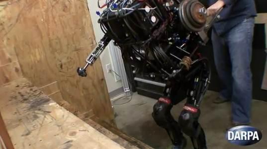 darpa Boston Dynamics : PETMAN monte les escaliers