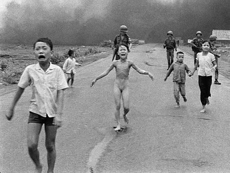 Fuite d'une petite fille atteinte par les bombes au napalm, Trang-Bang, Sud-Vietnam. Juin 1972. © Nick Ut. AP / Sipa