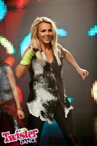 294995 270630249694571 100002427937160 625857 1118289559 n 199x300 Nouvelle photo de Britney pour la vidéo de Twister Dance