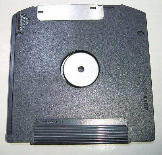 627px Zip 100b 564x540 Sony Optical Disc Archive : vers un remake du ZIP de Iomega ? 