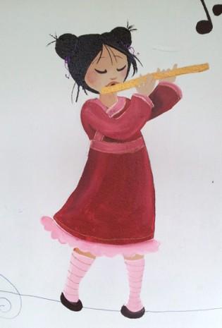 petite chinoise qui joue de la flute traversière