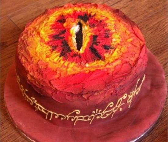 eyeofsauroncake 550x466 Fêter dignement votre anniversaire avec un gâteau Sauron