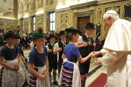 Des enfants en costume traditionnel bavarois remettent des cadeaux à Benoît XVI 