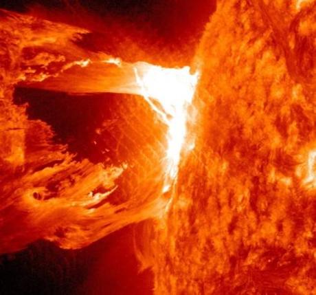 Eruption solaire du 16 avril 2012